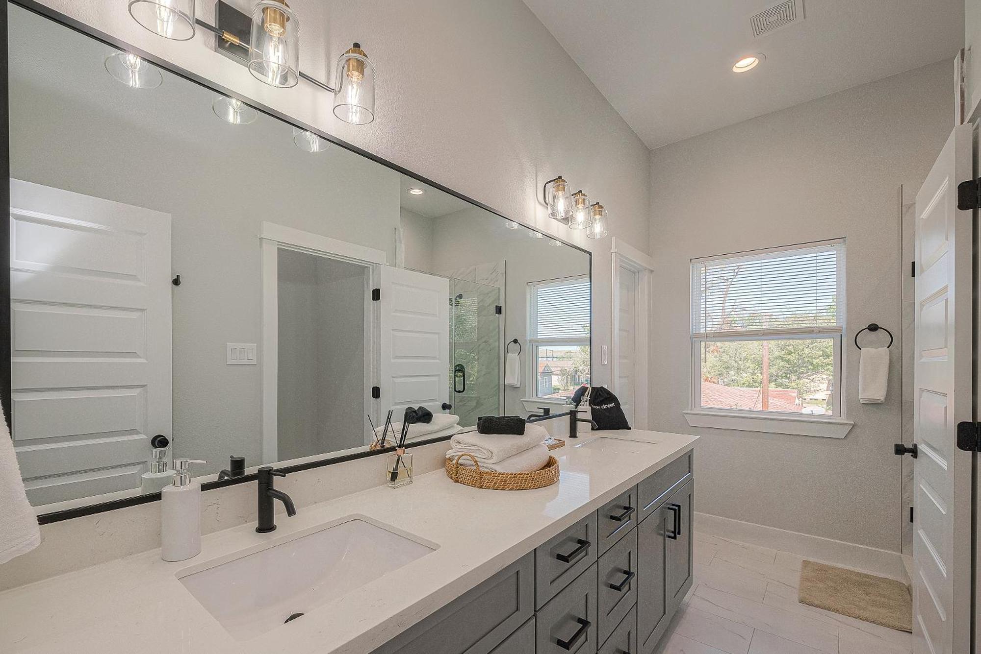 Modern Home Near Downtown With Fast Wifi, Bbq, Games & Ev Equipped! Houston Eksteriør bilde