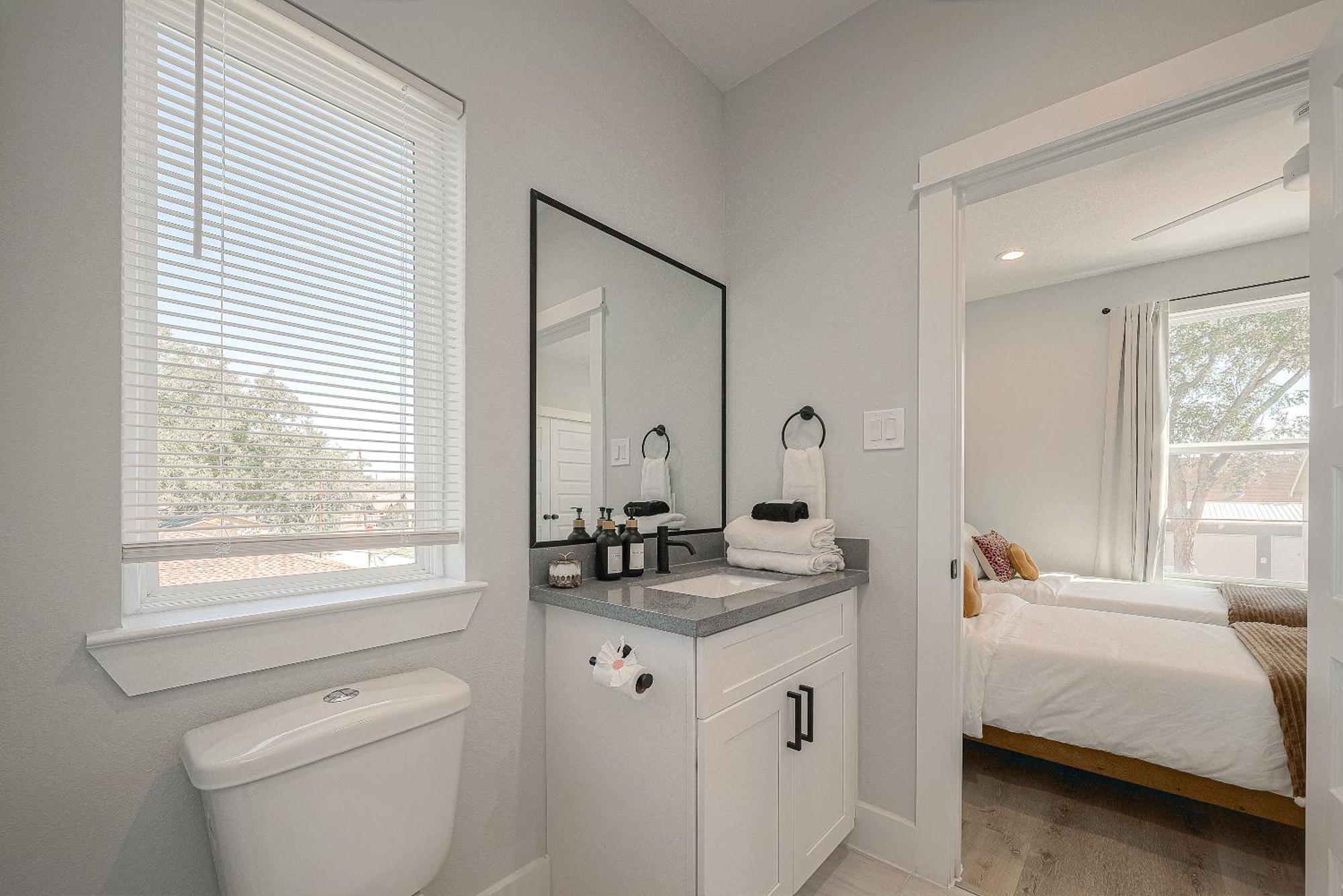 Modern Home Near Downtown With Fast Wifi, Bbq, Games & Ev Equipped! Houston Eksteriør bilde